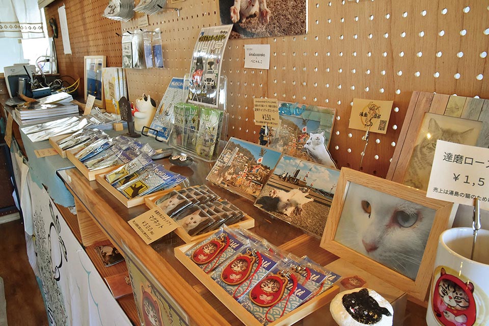 ねころびカフェ 猫グッズや手作りのアクセサリーが並ぶ店内