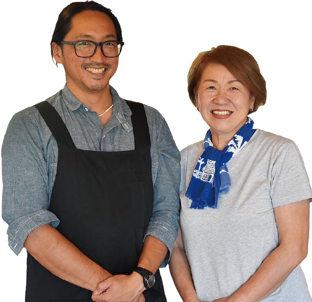 店長の東濱博子さん(右)とスタッフの松村雄宣さん
