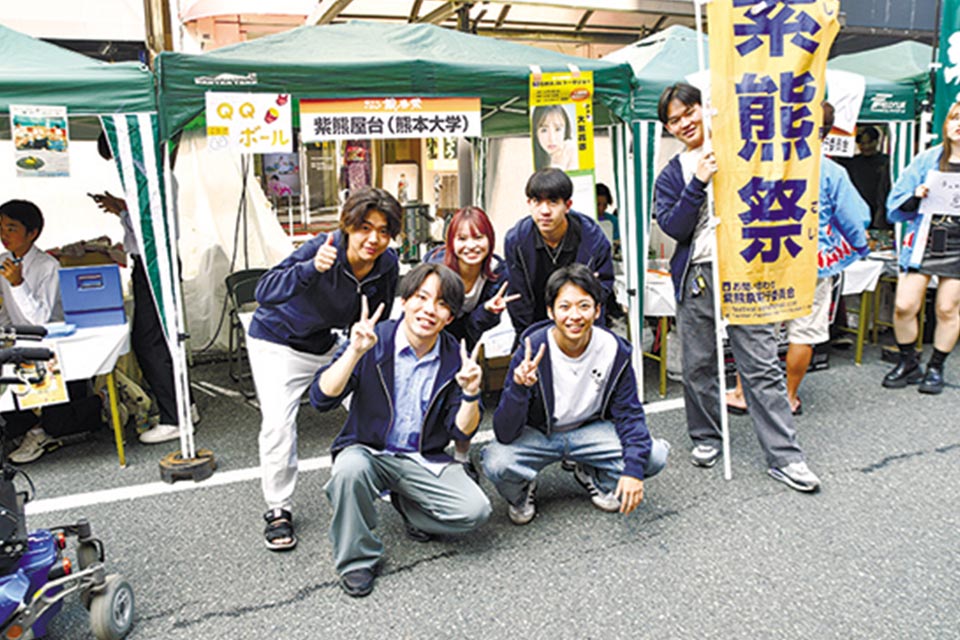 熊本県内の3つの高校、8つの大学の学生がブースを出展。学校紹介や学園祭の情報を発信します。気軽に立ち寄ってみて。