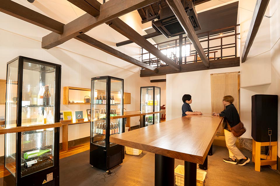 古い倉庫だった建物をリノベーションした角打ち。百人一首札の枚数（1枚200円）でお勘定するスタイルです