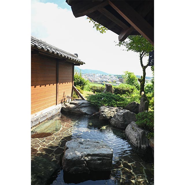 露天風呂では、心地よい秋風を感じながらの湯あみが楽しめます