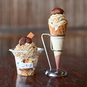 9月にリニューアルしてパワーアップした「不動のモンブラン」(左・通常サイズ1200円)と、「和栗のモンブランソフト プレミアム」(780円)