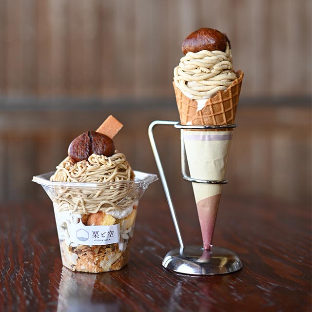 9月にリニューアルしてパワーアップした「不動のモンブラン」(左・通常サイズ1200円)と、「和栗のモンブランソフト プレミアム」(780円)