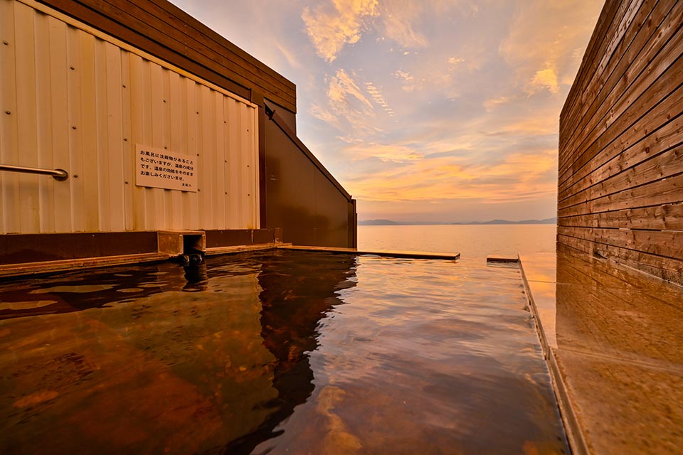 露天風呂と海が一体化して見えるインフィニティ風呂が自慢。サウナーにも人気のフィンランドサウナも注目です