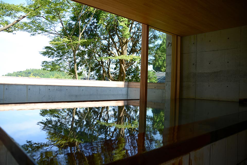 男女別の半露天風呂「たまごの湯」と、にごり湯を楽しめる「すずめの湯」