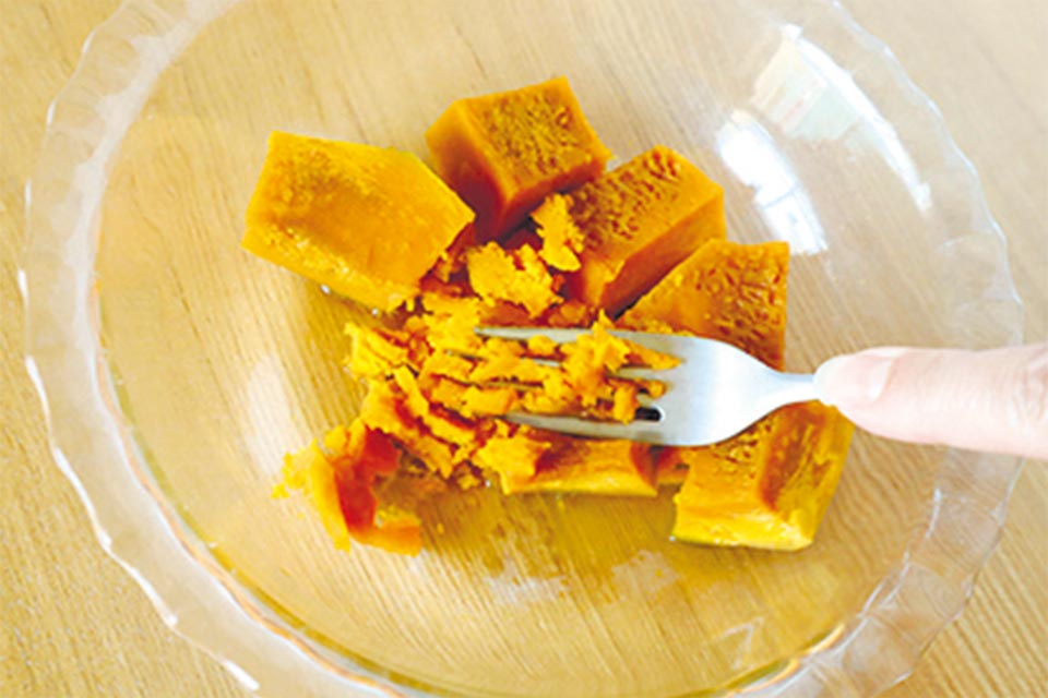 ケーキ生地を作る。カボチャは一口大に切り(皮はお好みで残してもOK)耐熱容器に入れる。ふんわりとラップをかけて電子レンジ(600W)で2分加熱し、熱いうちにフォークなどでつぶして冷ます。