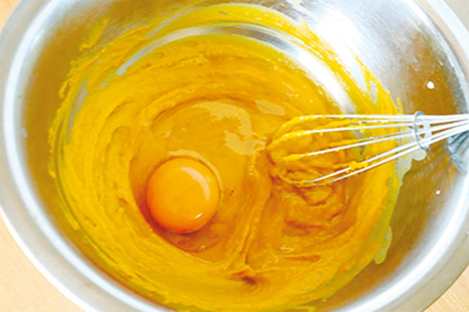 (2)に卵、蜂蜜、砂糖、サラダ油を入れ、泡立て器でよく混ぜ合わせる。