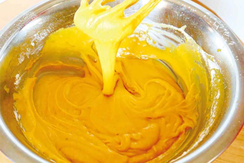 (3)にホットケーキミックス粉をふるい入れ、もったりとするまでよく混ぜ合わせる。