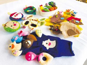 左上から右回りにクリスマスガーランド（3個入り、1870円）、お弁当セット（1430円）、指人形（3匹の子ブタ、オバケのパン屋さん、各1980円）。中央は絵合わせ（15種類セット、1870円）