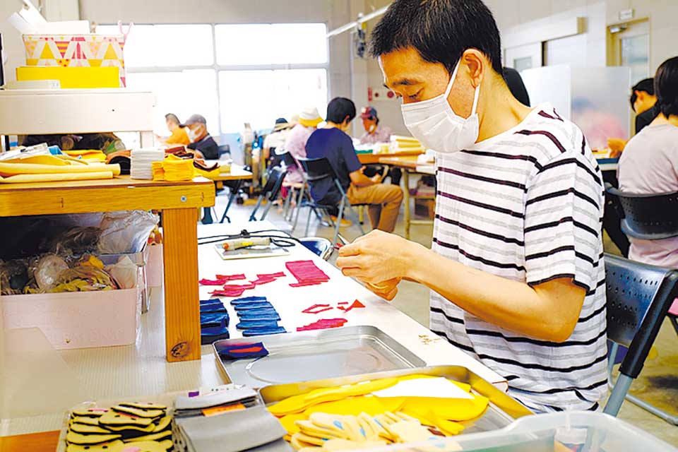 裁断や縫製など一人一人の特性を生かした作業を担当しています