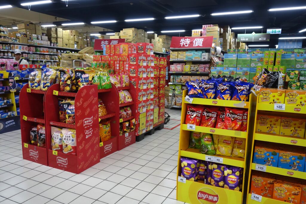 台湾カルフールの重慶店。広い店内でゆっくり買い物ができます（ＮＮＡ撮影）