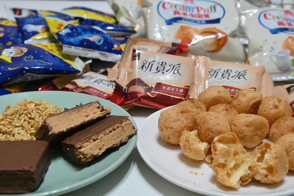 左奥から科学麺、新貴派、義美小泡芙（ＮＮＡ撮影）