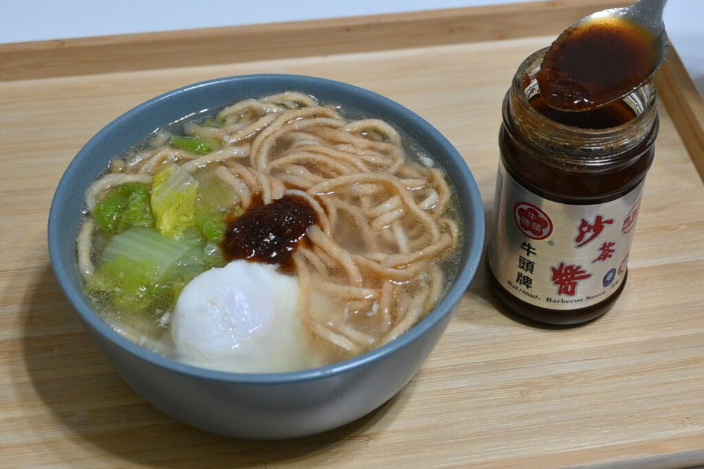 揚げ麺の食感がたまらない鍋焼意麺と味変にぴったりな沙茶醤（ＮＮＡ撮影）