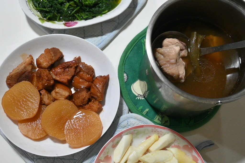 豚肉の滷味（左）と、剥皮辣椒鶏湯（右）が完成しました（ＮＮＡ撮影）