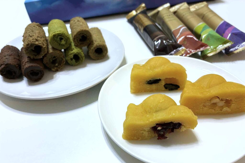 青鳥旅行のエッグロールと、台北犁記の緑豆糕。緑豆糕の味は手前から黒豆、松の実、クランベリー（ＮＮＡ撮影）