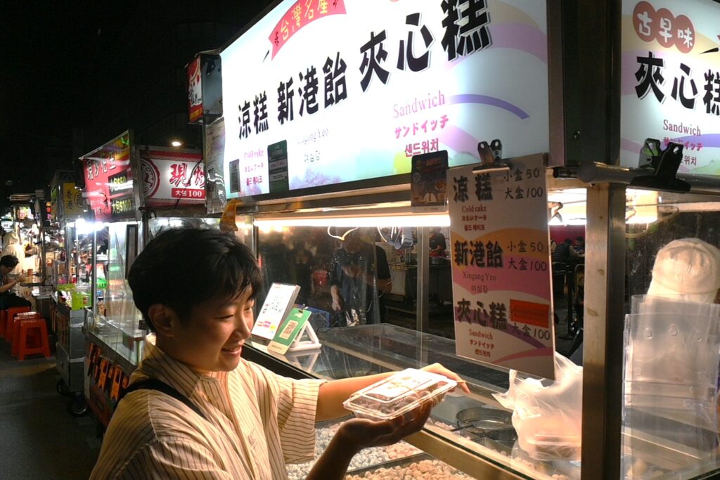 
龍山寺そばの夜市の中ほどに位置する屋台で購入できました（ＮＮＡ撮影）