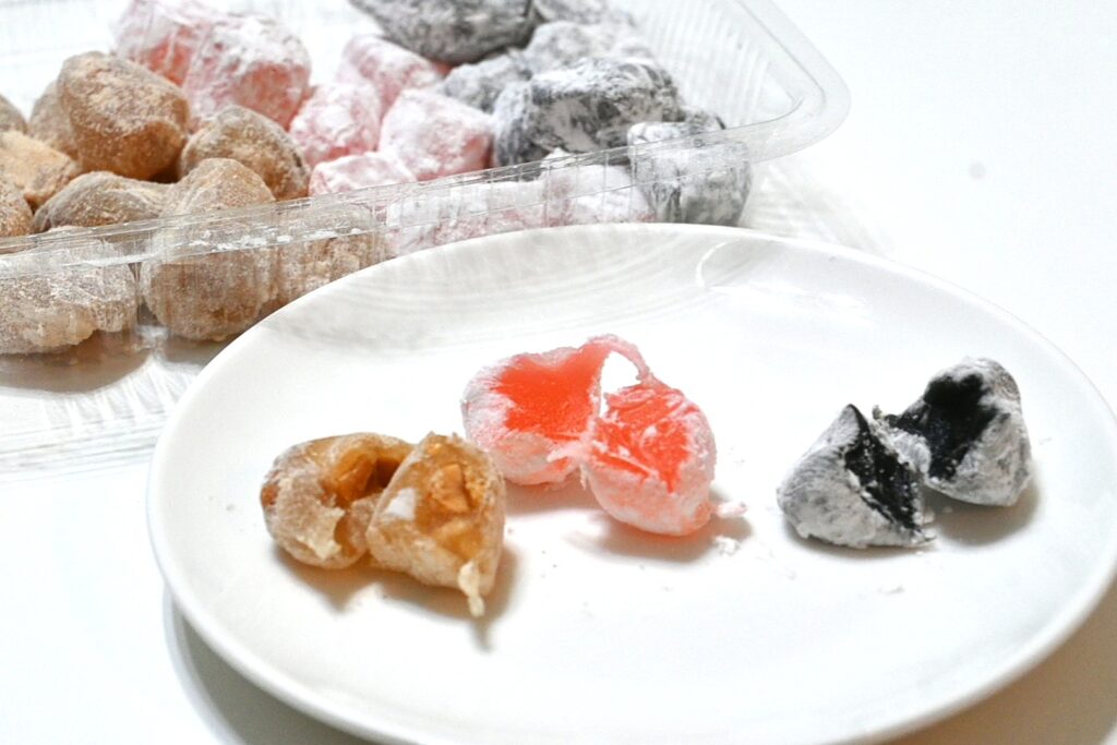 新港飴。味は左からピーナッツ、イチゴ、ウメ（ＮＮＡ撮影）