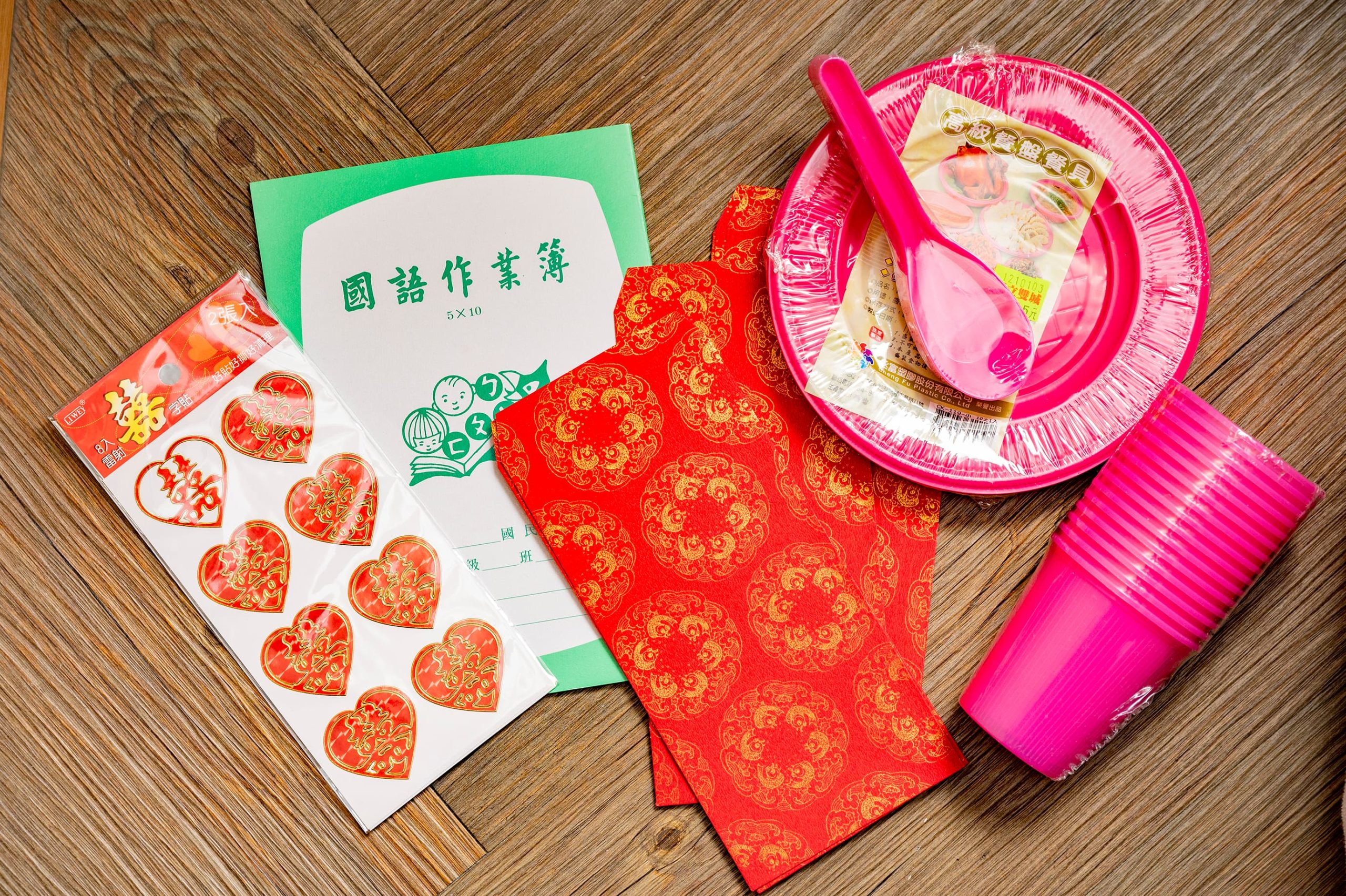結婚式用のシールや台湾の学校で使われている漢字練習帳、ピンクの使い捨て食器など、購入品の数々