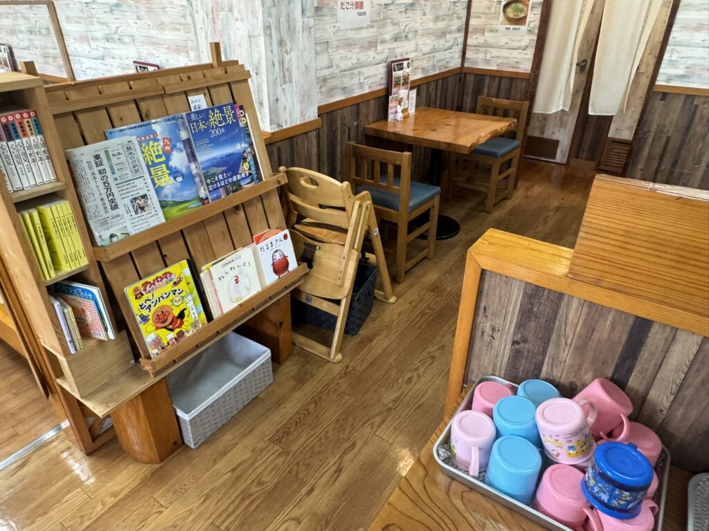 絵本やお子様用の椅子、コップなども用意