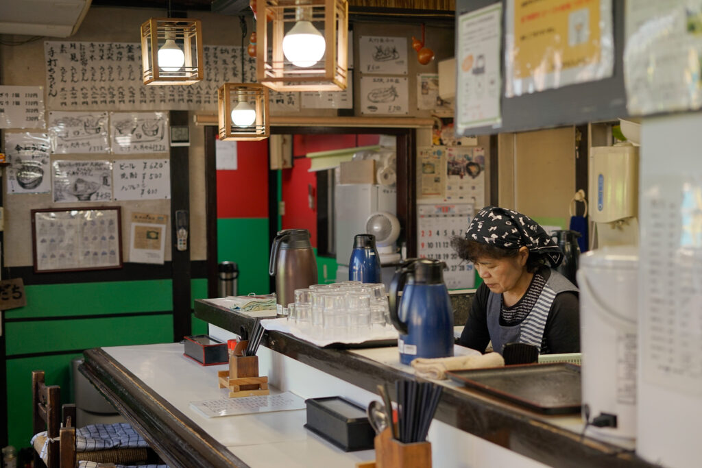 手打ちうどん 夕立の内装