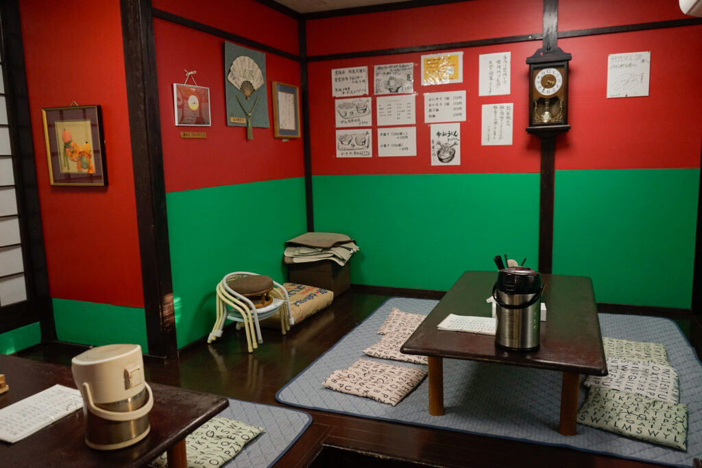 手打ちうどん 夕立の内装