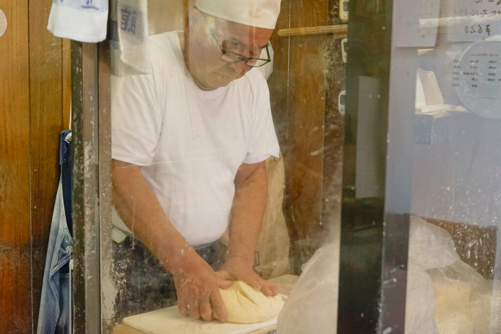 店主のうどんを打つ様子