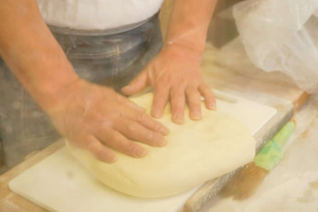 店主のうどんを打つ様子