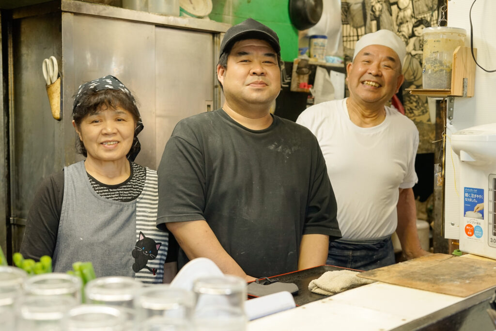 手打ちうどん 夕立を切り盛りする河村さん一家