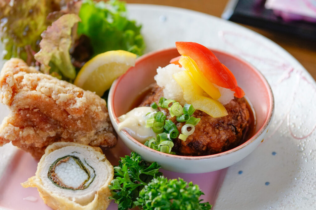 わらくの肉じゃがや、マグロハンバーグ、豚ロースの梅じそまき、唐揚げ