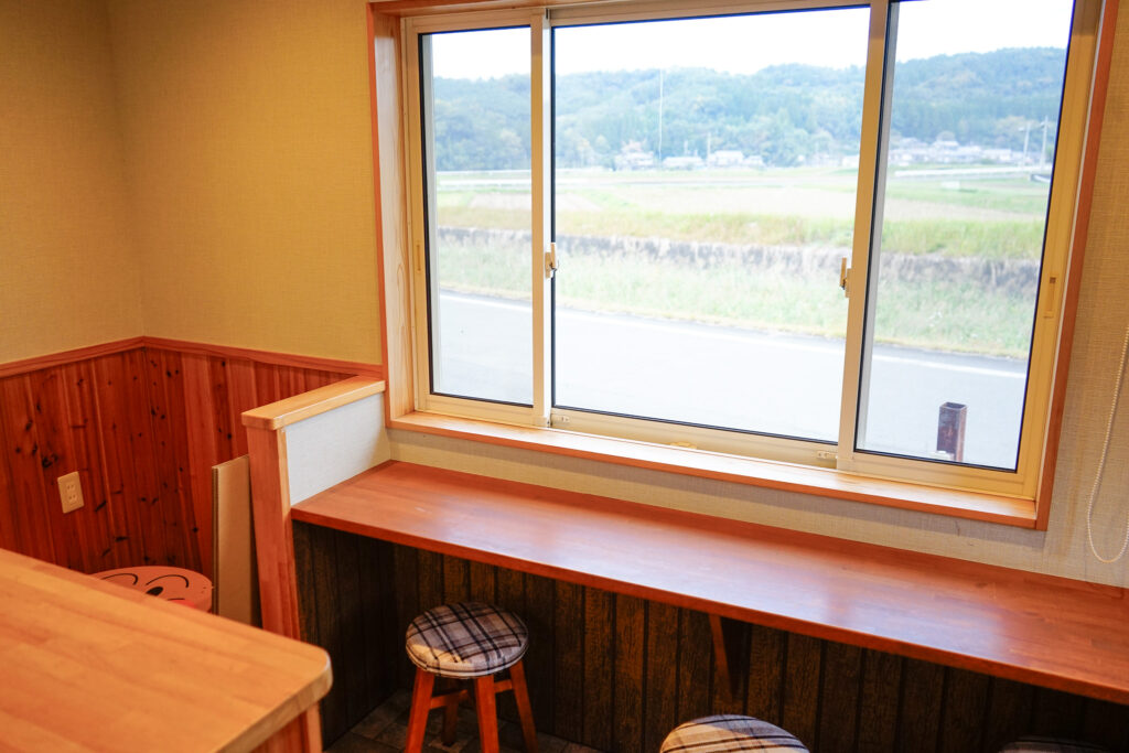 はるるの店内から見た田園風景