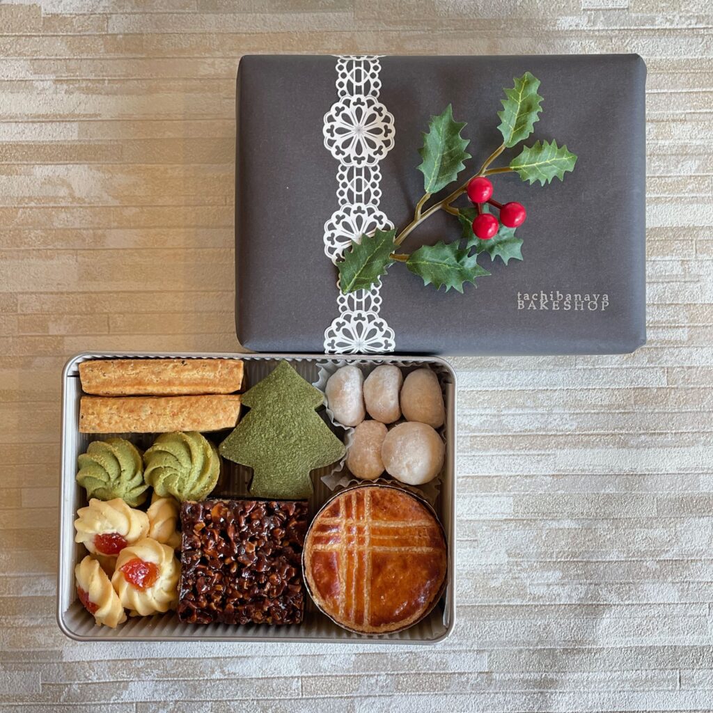 クリスマス仕様のクッキー缶「Ｘｍａｓプチフール缶」Ｓ缶2700円～