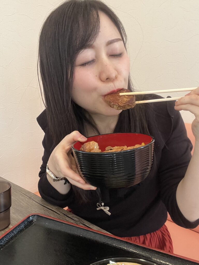 角煮をぱくりと食べている様子