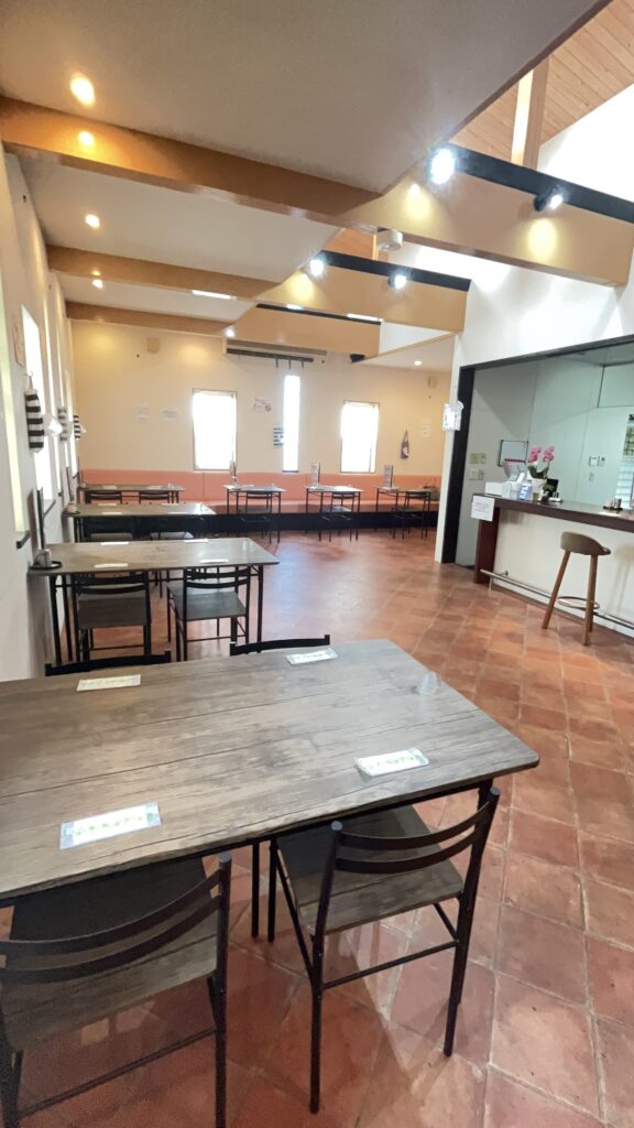 食事処ひまわりの広々した店内