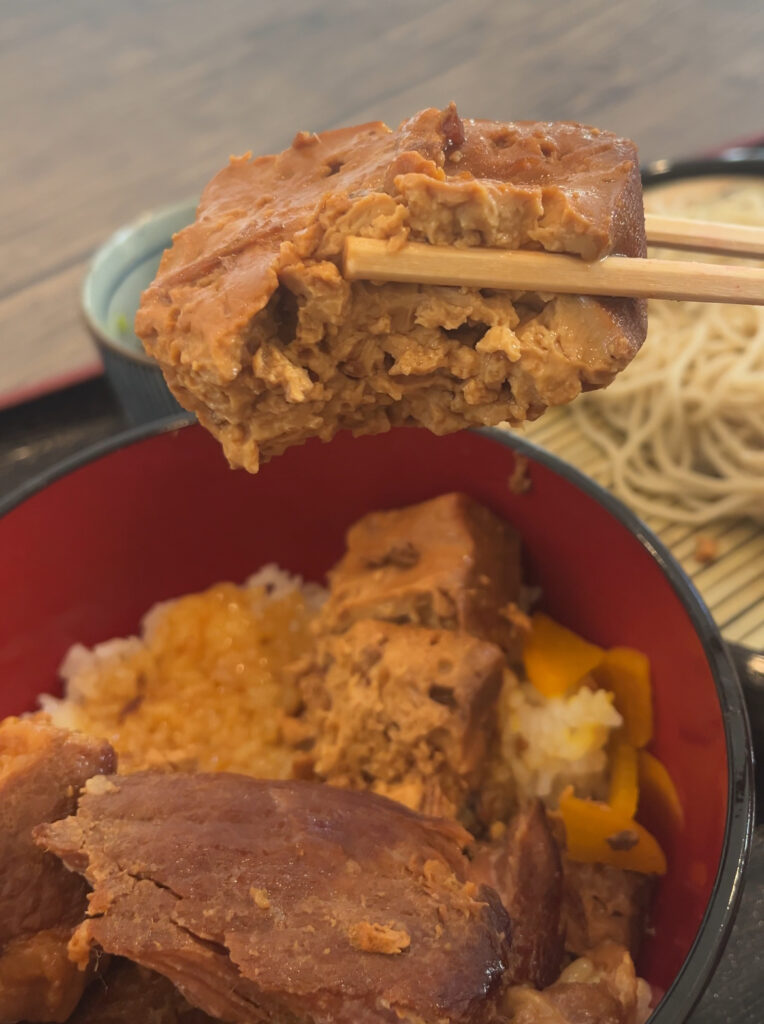 角煮丼にのっている豆腐