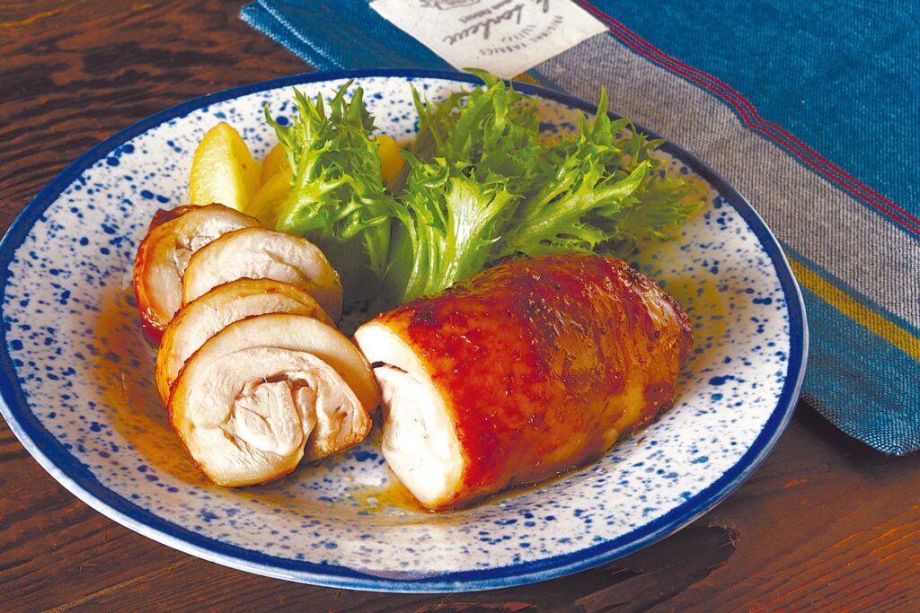 巻いてうま味を閉じ込める「ローストロールチキン」