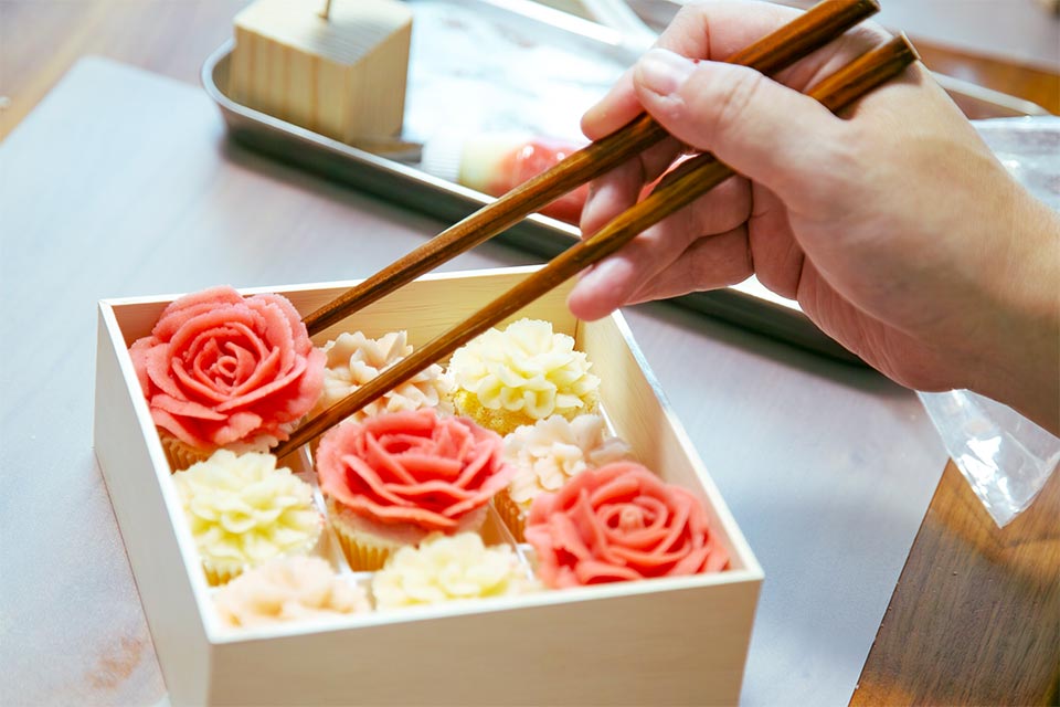 絞り口の角度や力の入れ方、手首の回し方を変えるだけで、桜や菊、椿などいろいろな花を作れます