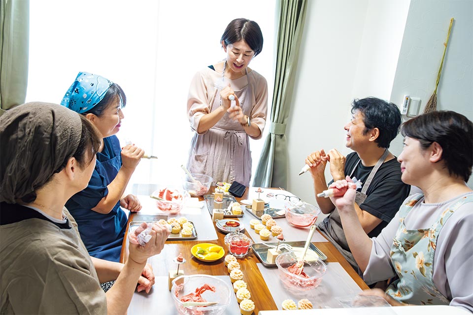 カップケーキにあんの花を絞る体験レッスンのほか、認定資格講座など希望に合わせて受講できます