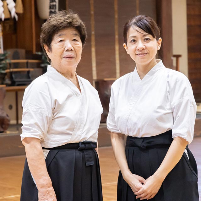 左から大曲妙子さん（78）熊部智美さん（47）