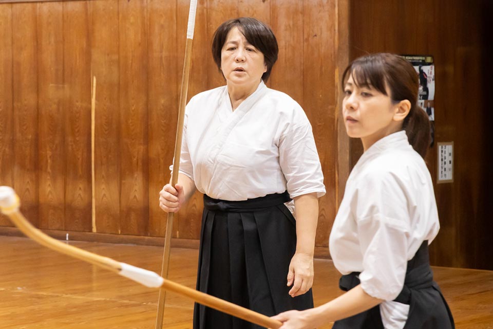 なぎなたは生涯武道と言われ、精神統一する時間、仲間との語らいの時間も健康維持につながるのだとか