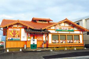 ナマステ流通団地店。平成けやき通りそば、大きな看板が目印です。豊富なメニューが自慢で辛さも選べます。テイクアウトにも対応。ナンやご飯は食べ放題！