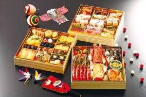 「三段おせち」（25．5㎝角）は、350個限定。3万3000円で、峰寿司・魚飯時で使える2000円分の金券も進呈。「一段おせち」も人気。「正月祝鉢盛」はセットで買うと、さらにお得ですよ！