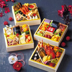 新年にぴったりの4段重（20.2×20.2×23.8cm）3～4人用・3万3000円（送料込み）。数量限定、冷凍タイプ