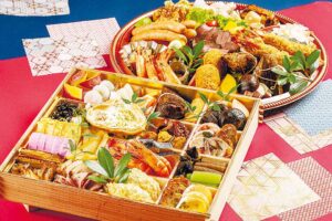 （左）「オリジナルおせち」（36×36cm）1万8000円（右）3〜4人前「お正月鉢盛」8000円 ※仕入れにより内容が変わることがあります