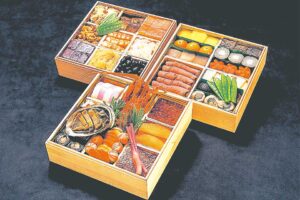 アワビ柔煮、ローストビーフ、車エビの艶煮ほか全31品が入った3段重（5～6人用・写真）は3万9800円。2段重（3～4人用・2万9000円）、小3段重（2人用・1万9000円）もあり、人数に応じて大きさを選べます