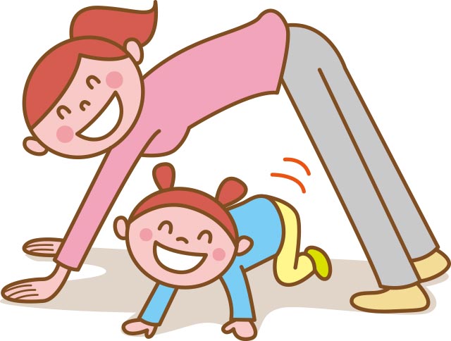 親がトンネルをつくり、子どもがくぐります