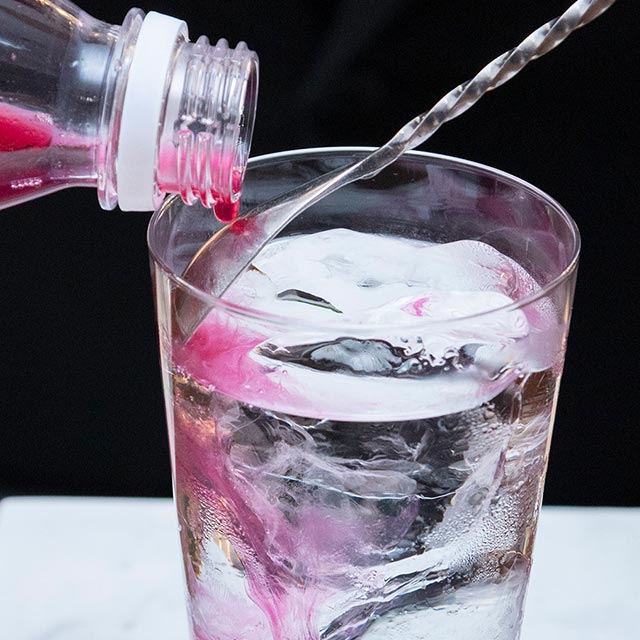 シソ梅酢はグラスの縁に沿わせてゆっくりと注ぐ