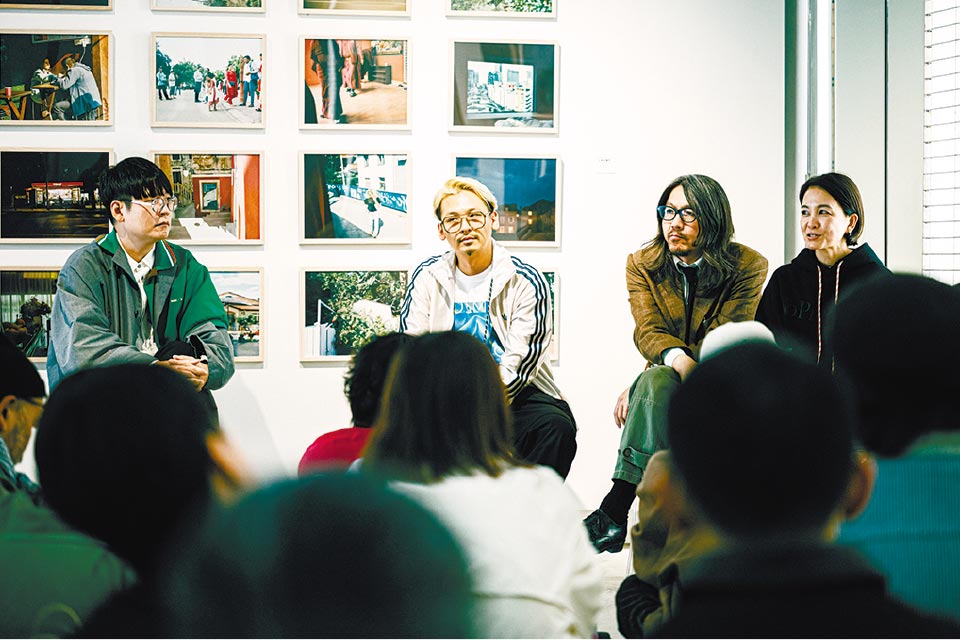 トークショーで語り合う（右から）山口さん、佐藤さん、マエダさん、ハンさん