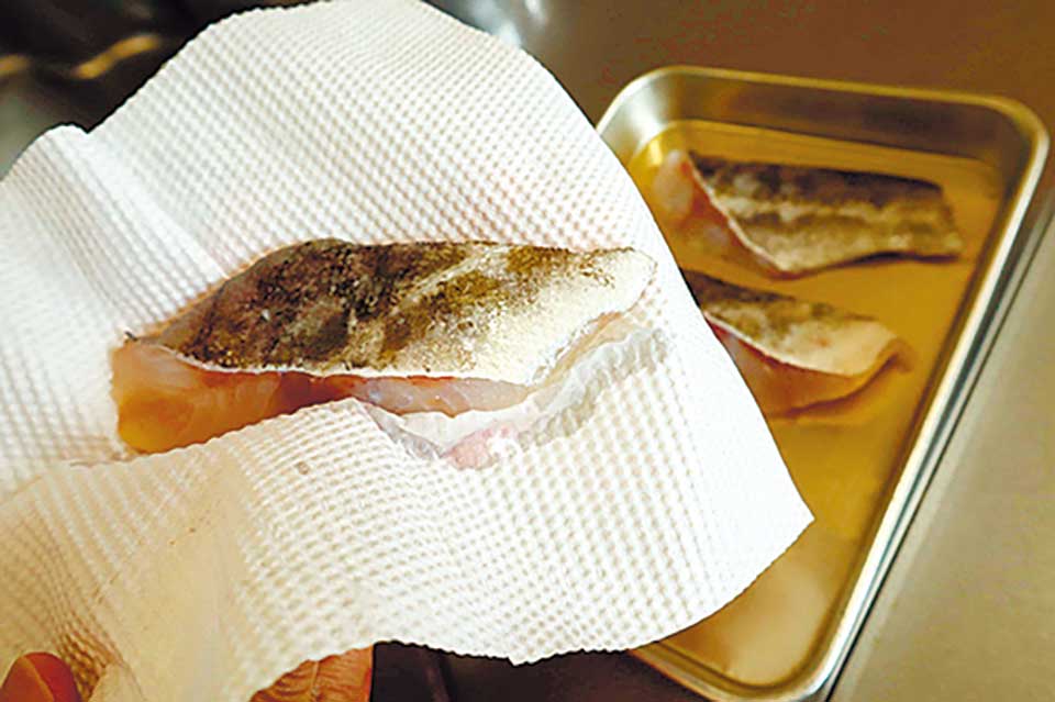 タラは、水でサッと洗ってキッチンペーパーで水気をふき取り、塩を両面に振る。