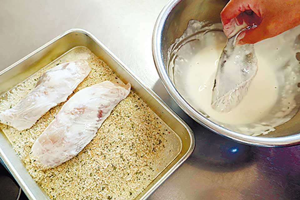 (1)のバッター液に(3)をくぐらせ、(2)のミックスパン粉を全体にまぶす。