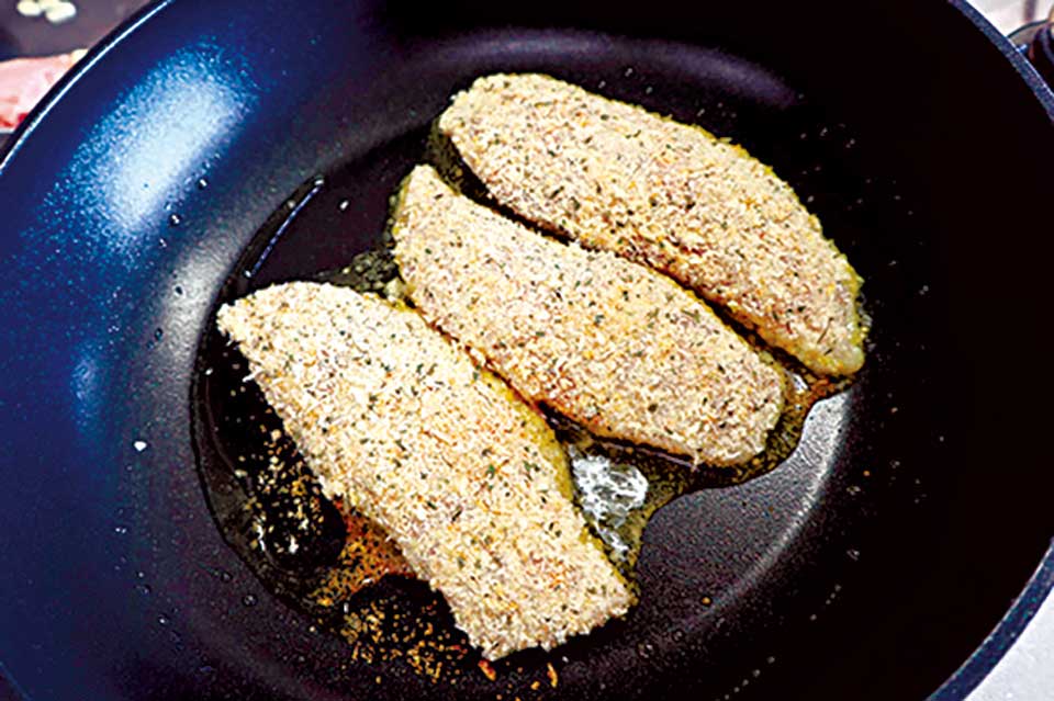 フライパンにオリーブオイルを熱し、(4)の皮目を下にして並べ、中弱火にかける。両面がきつね色になるまで、4~5分間焼く。